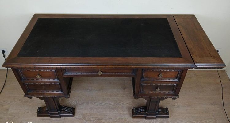 Insolite Bureau De Centre Style Renaissance Réalisé Au Milieu Du 19eme Siècle En Noyer
