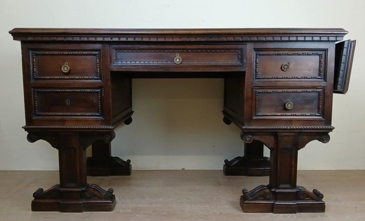 Insolite Bureau De Centre Style Renaissance Réalisé Au Milieu Du 19eme Siècle En Noyer