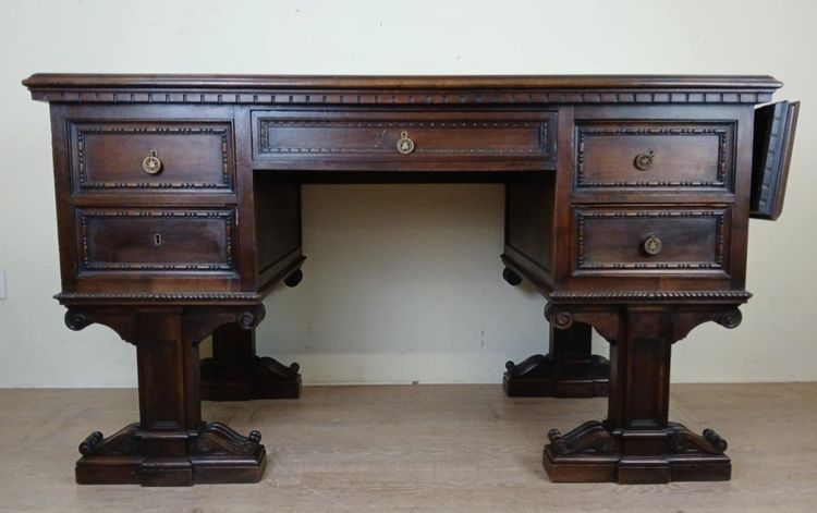 Insolite Bureau De Centre Style Renaissance Réalisé Au Milieu Du 19eme Siècle En Noyer