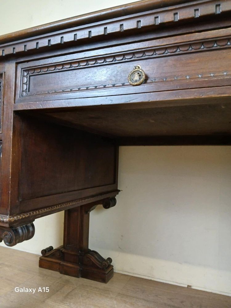 Insolite Bureau De Centre Style Renaissance Réalisé Au Milieu Du 19eme Siècle En Noyer