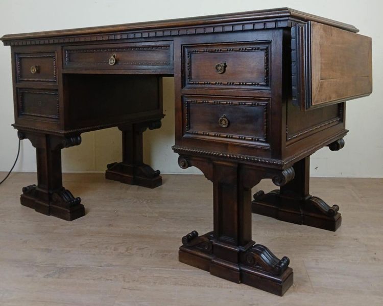 Insolite Bureau De Centre Style Renaissance Réalisé Au Milieu Du 19eme Siècle En Noyer