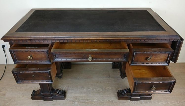 Insolite Bureau De Centre Style Renaissance Réalisé Au Milieu Du 19eme Siècle En Noyer
