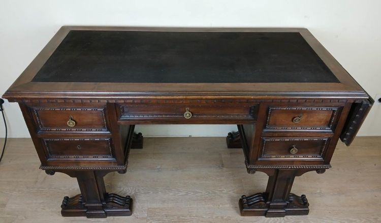 Insolite Bureau De Centre Style Renaissance Réalisé Au Milieu Du 19eme Siècle En Noyer
