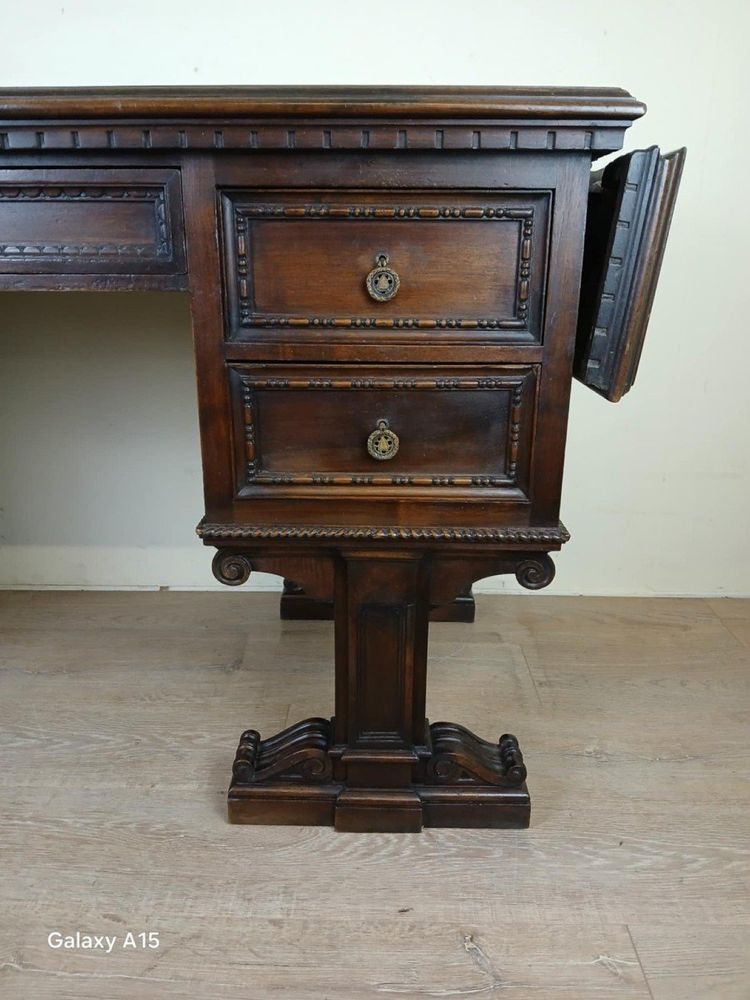 Insolite Bureau De Centre Style Renaissance Réalisé Au Milieu Du 19eme Siècle En Noyer