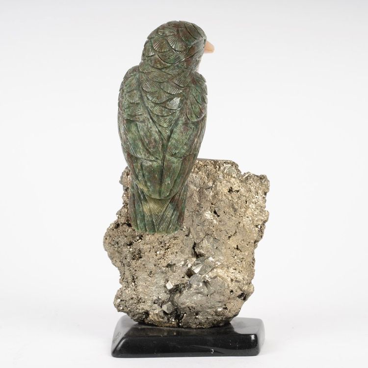 Una scultura in pietra e porcellana