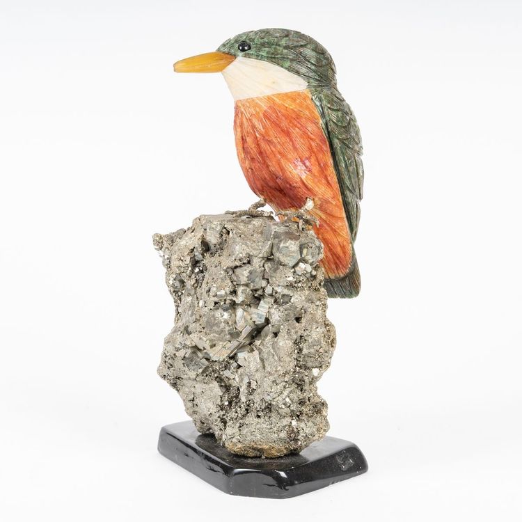 Una scultura in pietra e porcellana