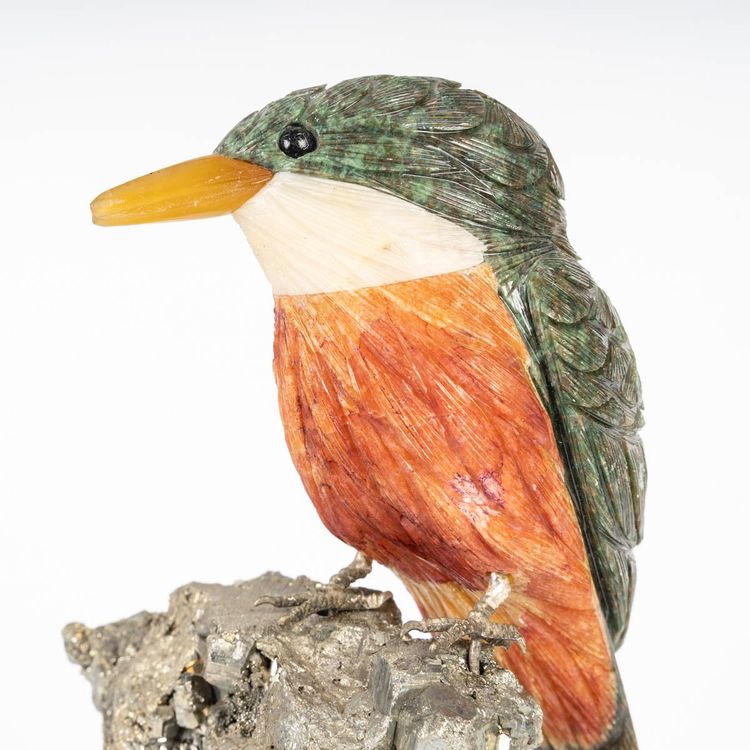 Una scultura in pietra e porcellana