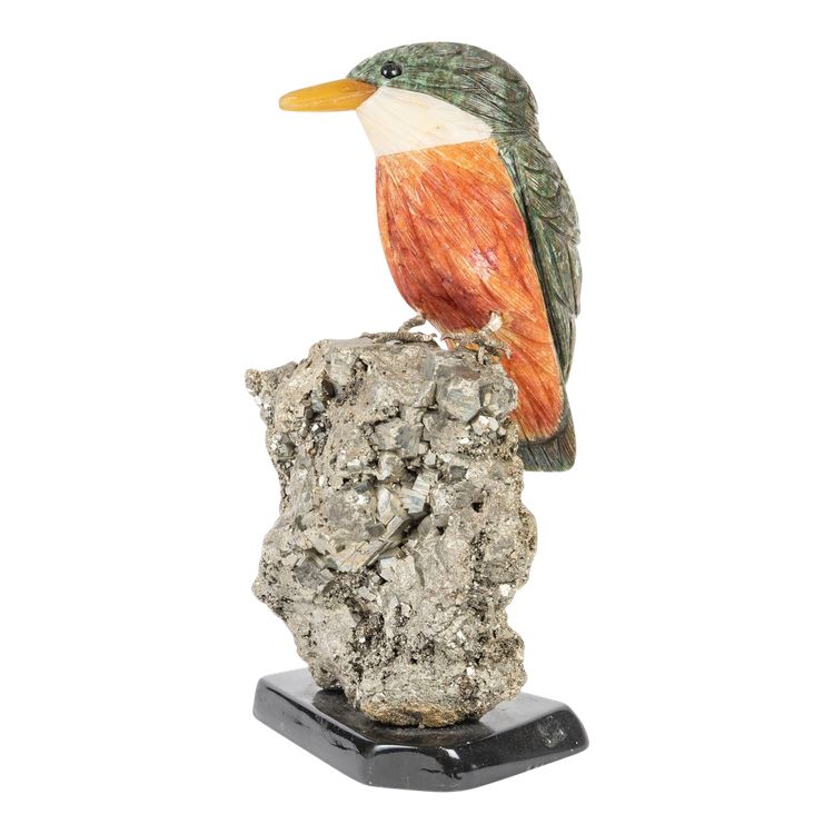 Una scultura in pietra e porcellana