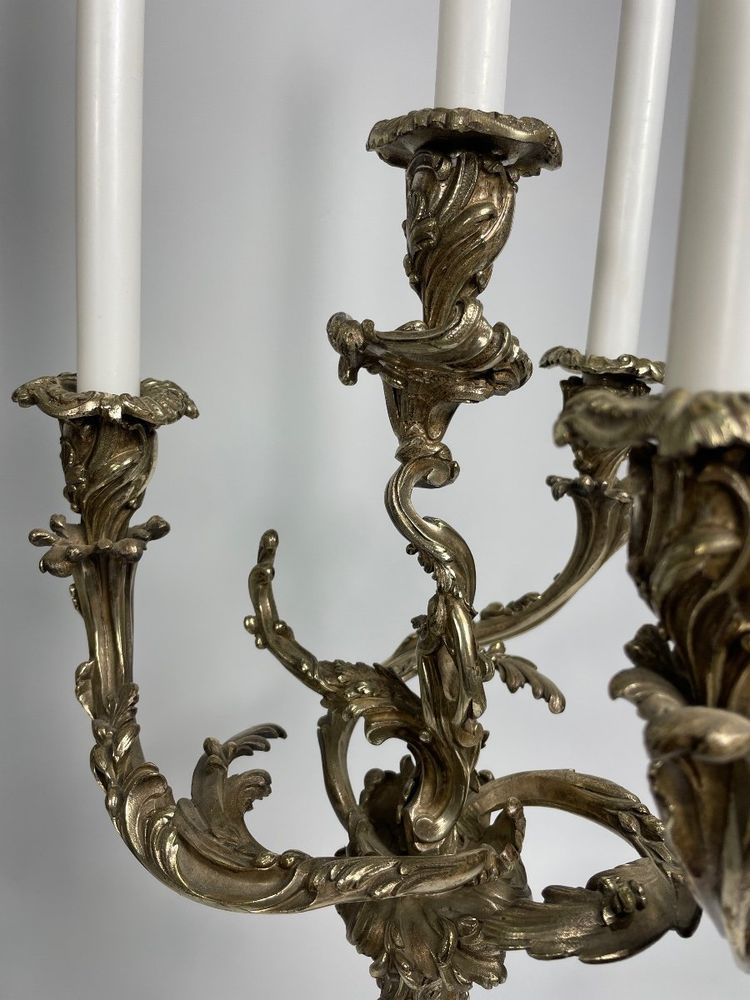 Coppia di candelabri in stile Luigi XV in bronzo argentato 
