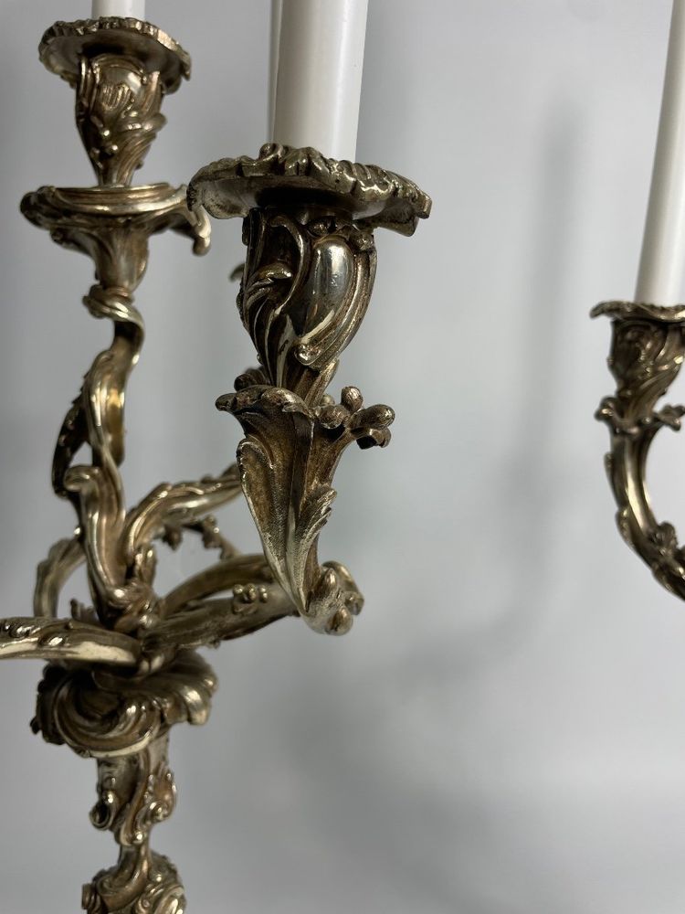 Coppia di candelabri in stile Luigi XV in bronzo argentato 