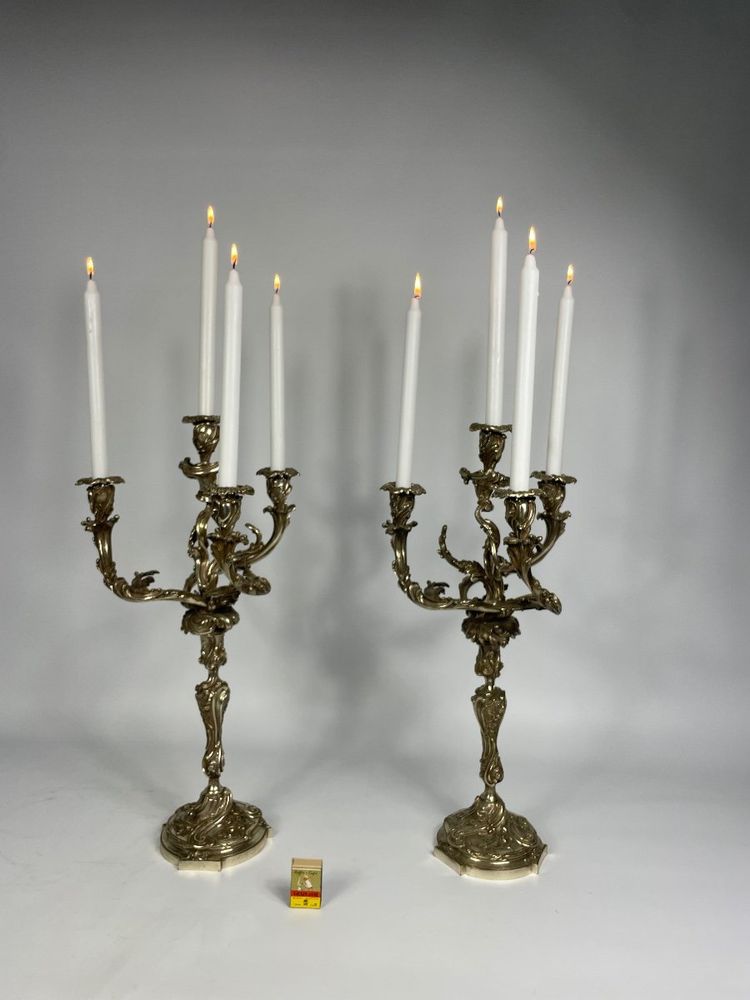 Coppia di candelabri in stile Luigi XV in bronzo argentato 