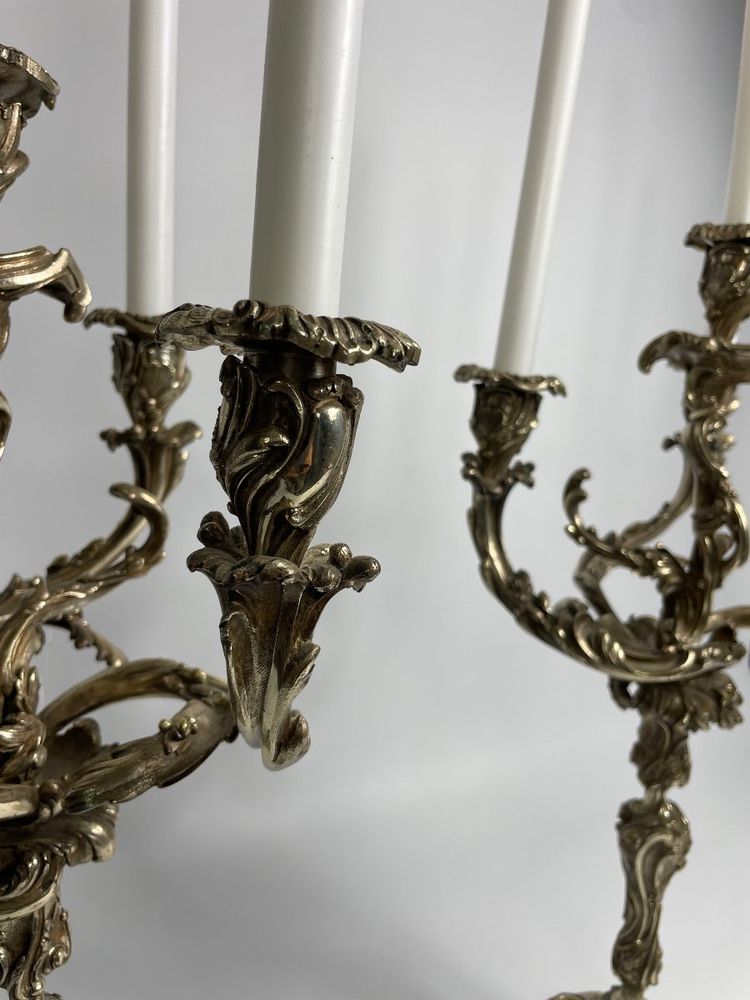 Coppia di candelabri in stile Luigi XV in bronzo argentato 