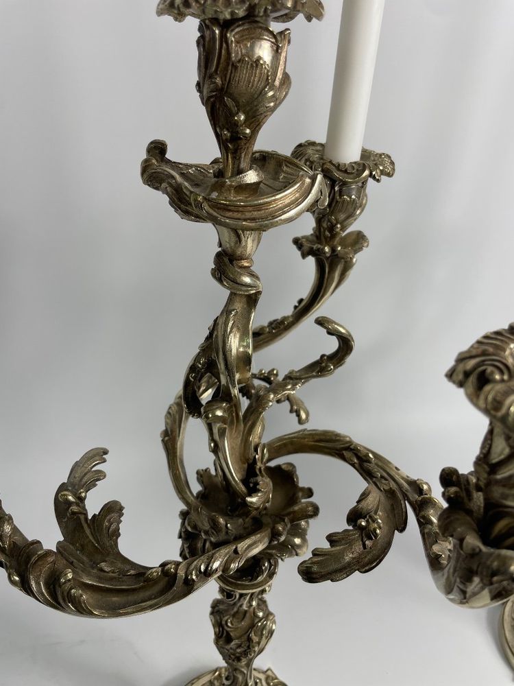 Coppia di candelabri in stile Luigi XV in bronzo argentato 