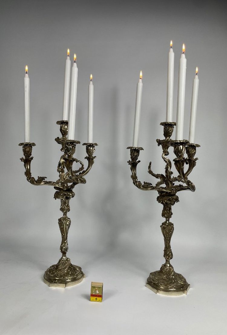 Coppia di candelabri in stile Luigi XV in bronzo argentato 