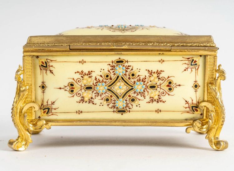 A Small Tahan Jewelry Box, 19th Century