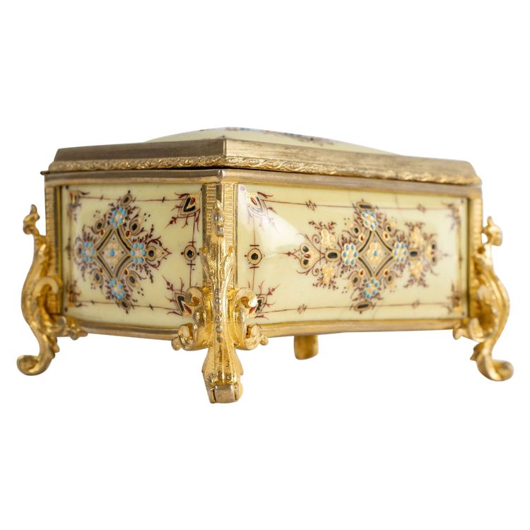 A Small Tahan Jewelry Box, 19th Century