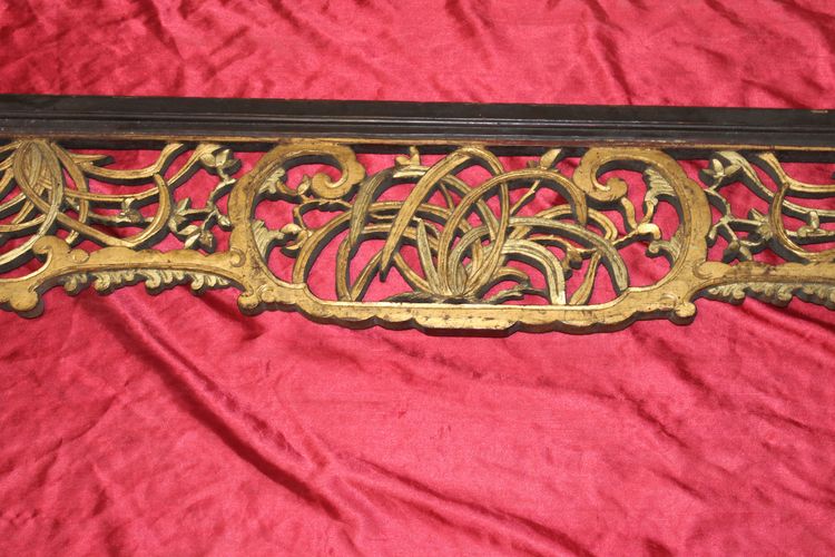 Carved gilded wood bed front piece Origin China 19th century length: 204.5 cm