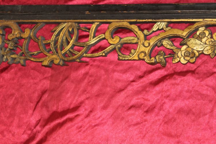 Carved gilded wood bed front piece Origin China 19th century length: 204.5 cm