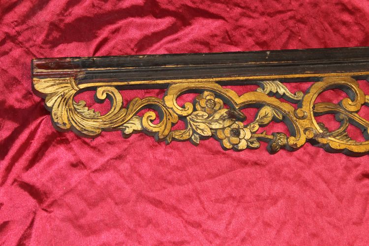Carved gilded wood bed front piece Origin China 19th century length: 204.5 cm