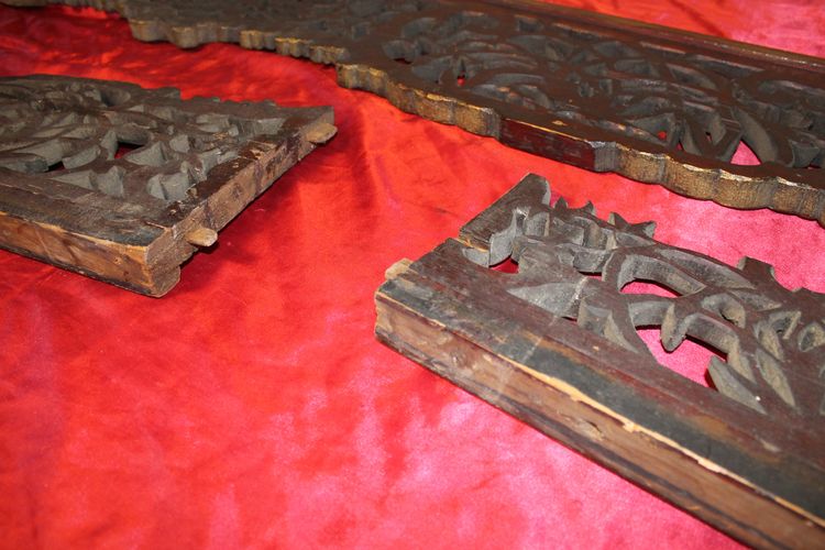 Carved gilded wood bed front piece Origin China 19th century length: 204.5 cm