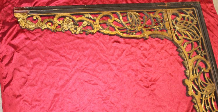 Carved gilded wood bed front piece Origin China 19th century length: 204.5 cm
