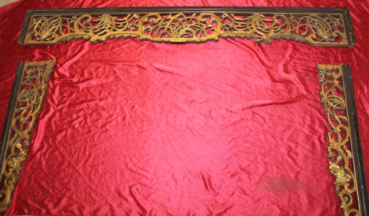 Carved gilded wood bed front piece Origin China 19th century length: 204.5 cm