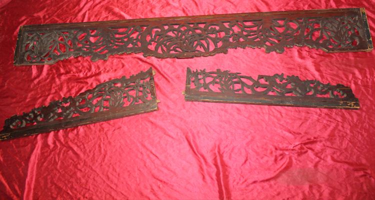 Carved gilded wood bed front piece Origin China 19th century length: 204.5 cm