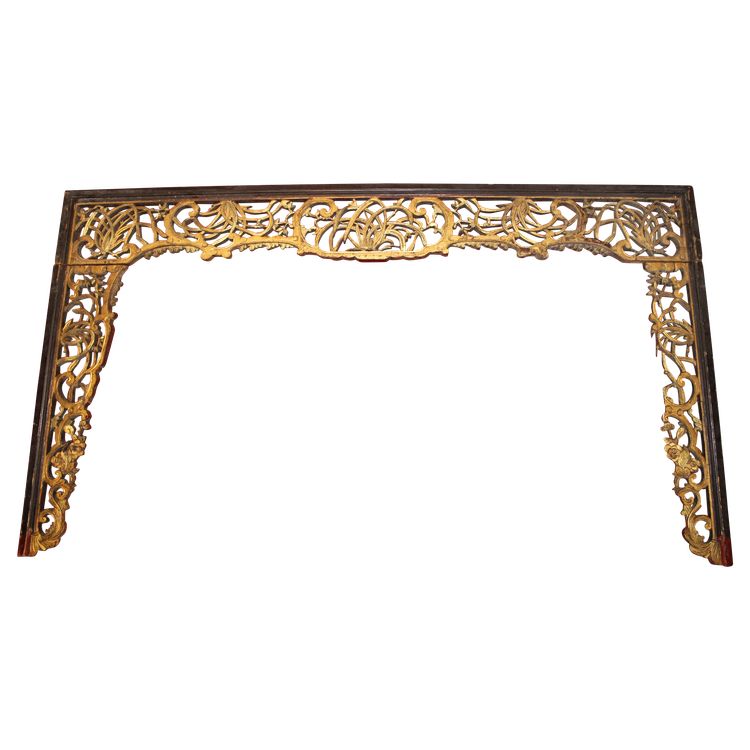 Carved gilded wood bed front piece Origin China 19th century length: 204.5 cm