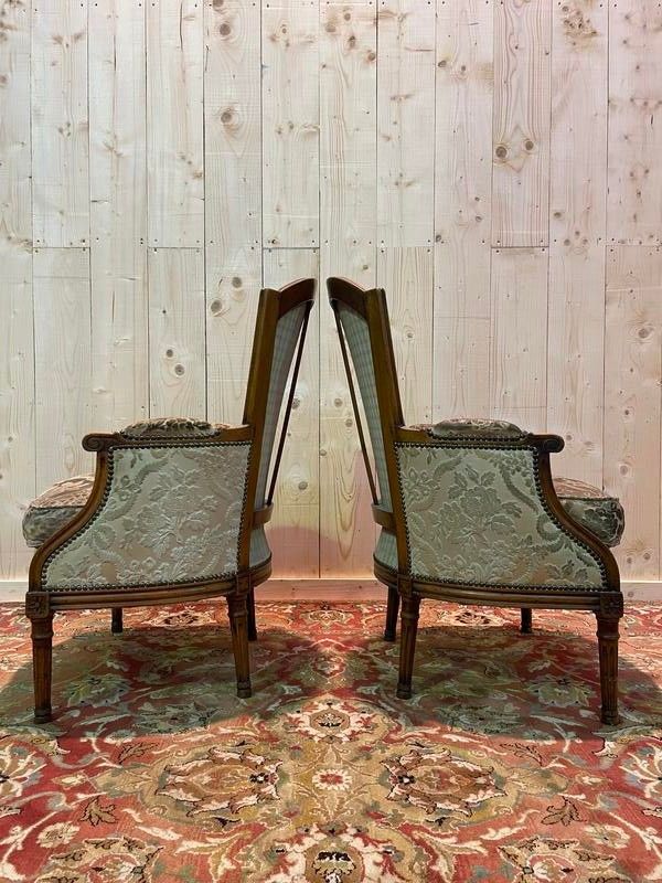 Paire de fauteuils bergères de style Louis XVI