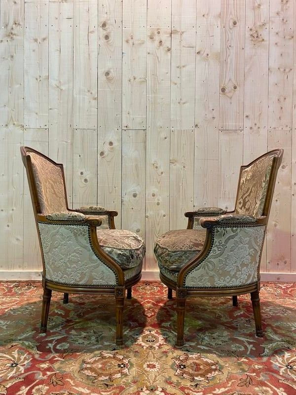 Paire de fauteuils bergères de style Louis XVI