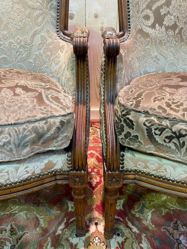Paire de fauteuils bergères de style Louis XVI