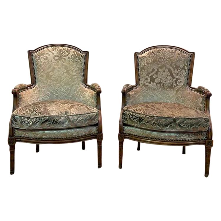 Paire de fauteuils bergères de style Louis XVI