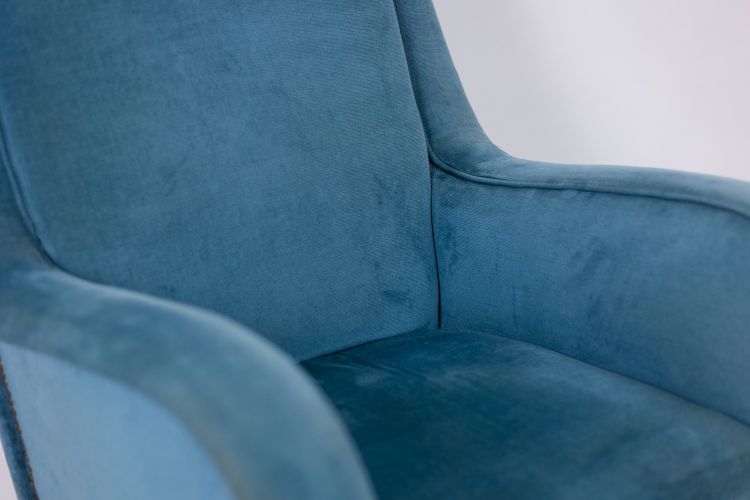 Sessel aus blauem Samt, Beine aus Buchenholz. 1950er Jahre. LS4410409A