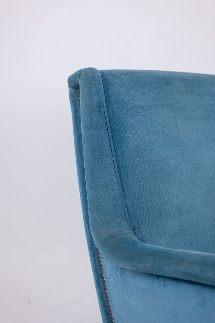 Sessel aus blauem Samt, Beine aus Buchenholz. 1950er Jahre. LS4410409A