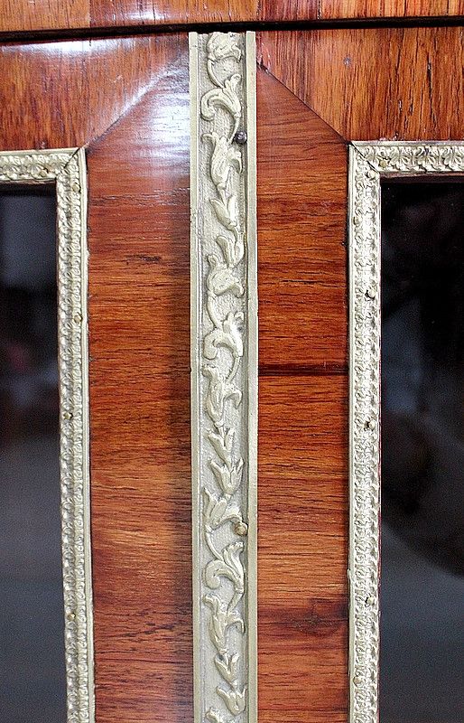 Piccola vetrina impiallacciata in mogano biondo, stile Luigi XVI - XIX secolo