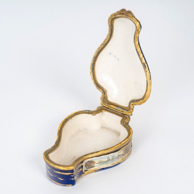 Miniature Coffret à Bijoux De Forme Mouvementé En Porcelaine Bleu, XIXème Siècle