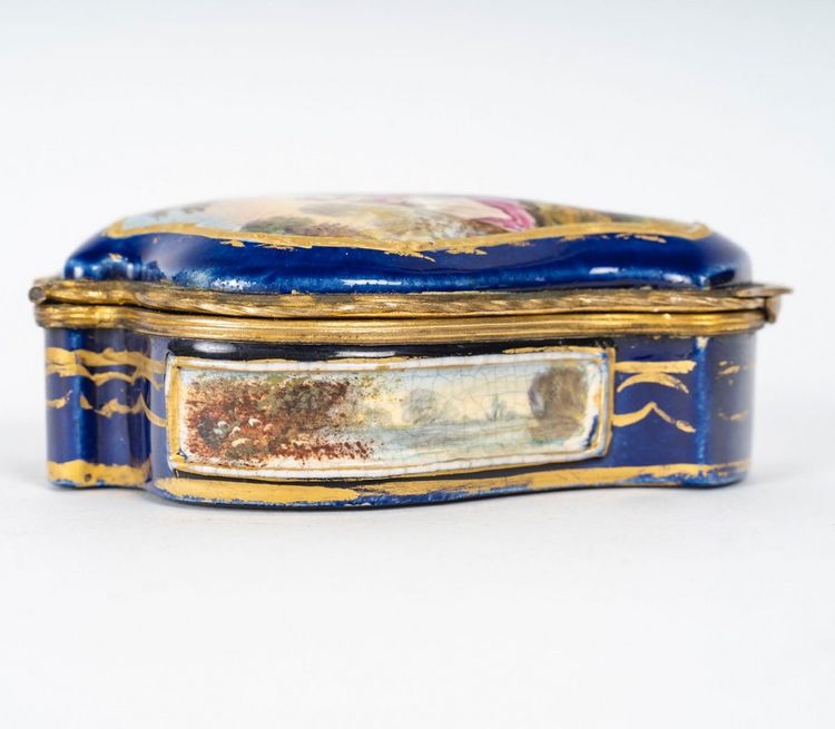 Miniature Coffret à Bijoux De Forme Mouvementé En Porcelaine Bleu, XIXème Siècle