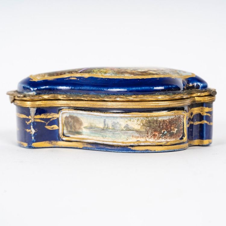 Miniature Coffret à Bijoux De Forme Mouvementé En Porcelaine Bleu, XIXème Siècle
