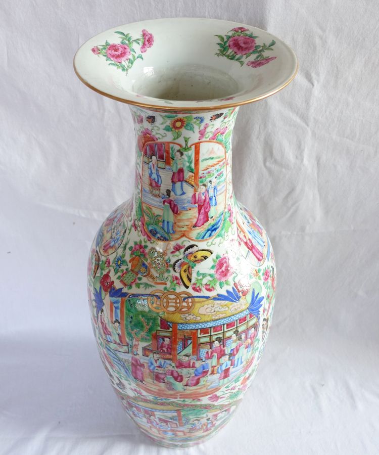Vaso molto grande in porcellana policroma e dorata di Canton - Cina, XIX secolo - 65 cm