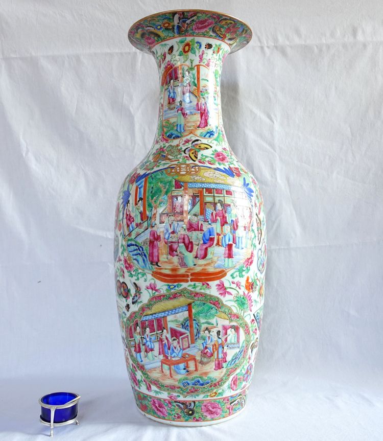 Vaso molto grande in porcellana policroma e dorata di Canton - Cina, XIX secolo - 65 cm