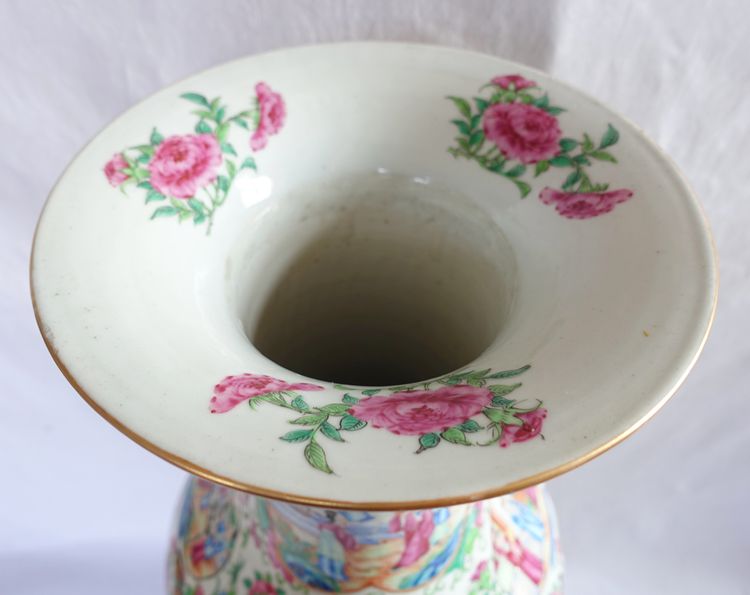 Vaso molto grande in porcellana policroma e dorata di Canton - Cina, XIX secolo - 65 cm