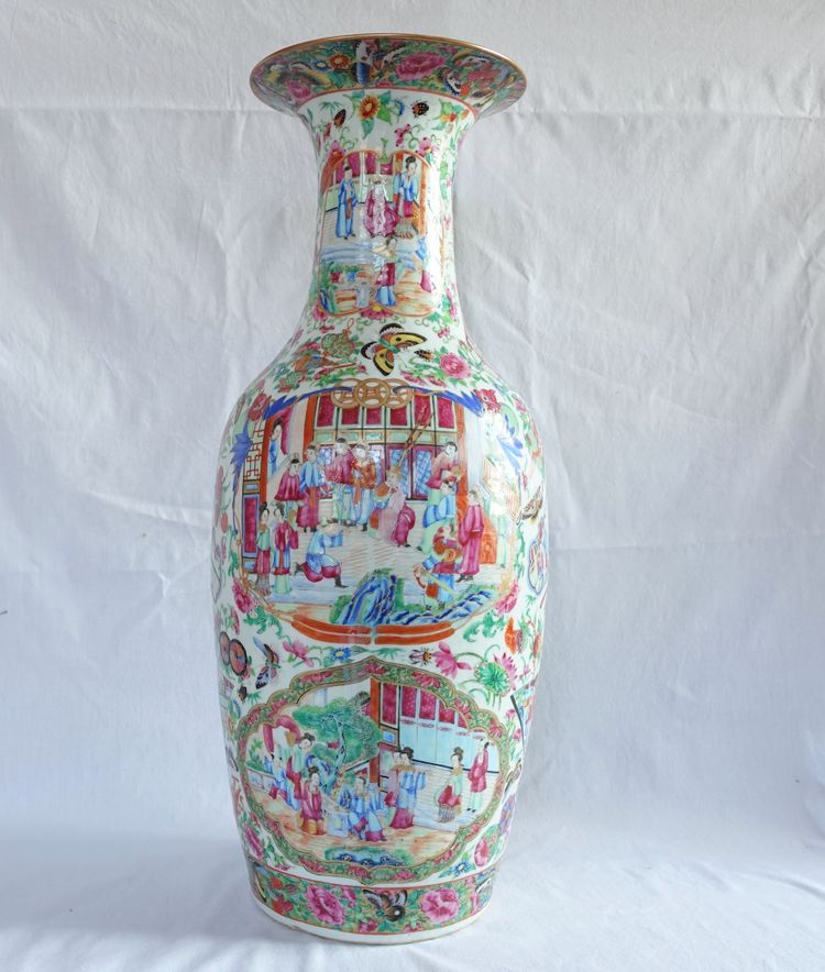 Vaso molto grande in porcellana policroma e dorata di Canton - Cina, XIX secolo - 65 cm