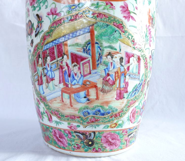 Vaso molto grande in porcellana policroma e dorata di Canton - Cina, XIX secolo - 65 cm