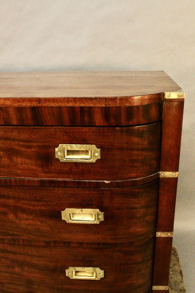 Doppio cassettone marino in mogano dell'Inghilterra del XIX secolo con tavolino per scrivere