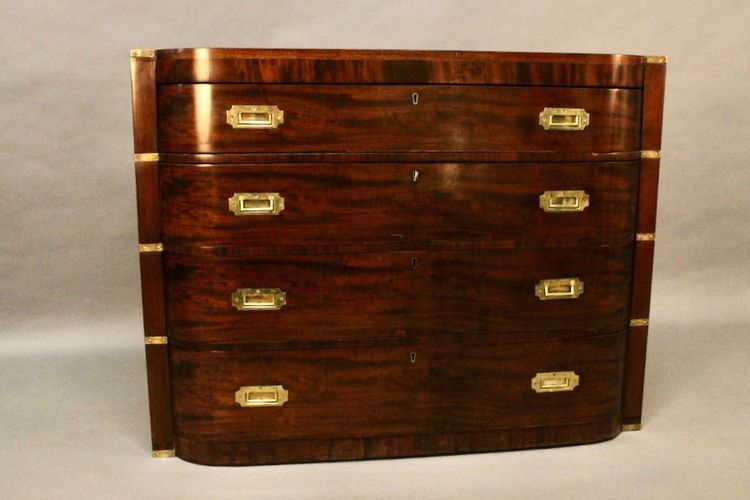 Doppio cassettone marino in mogano dell'Inghilterra del XIX secolo con tavolino per scrivere