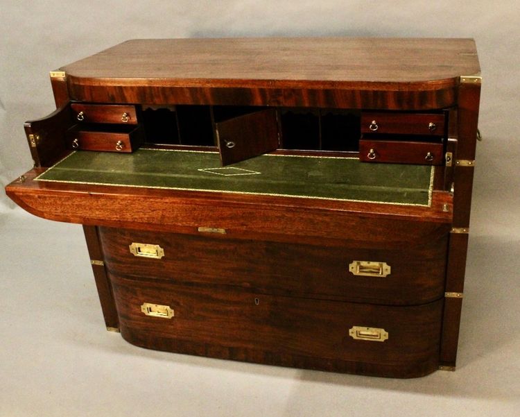 Doppio cassettone marino in mogano dell'Inghilterra del XIX secolo con tavolino per scrivere