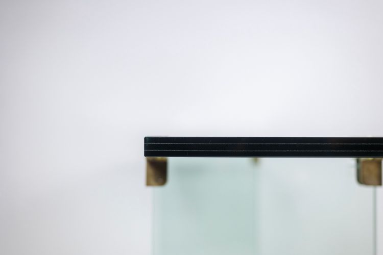 Peter Ghyczy. Console en verre et laiton doré. Années 1970. LS61102051G