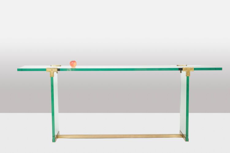 Peter Ghyczy. Console en verre et laiton doré. Années 1970. LS61102051G