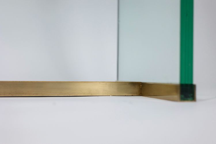 Peter Ghyczy. Console en verre et laiton doré. Années 1970. LS61102051G