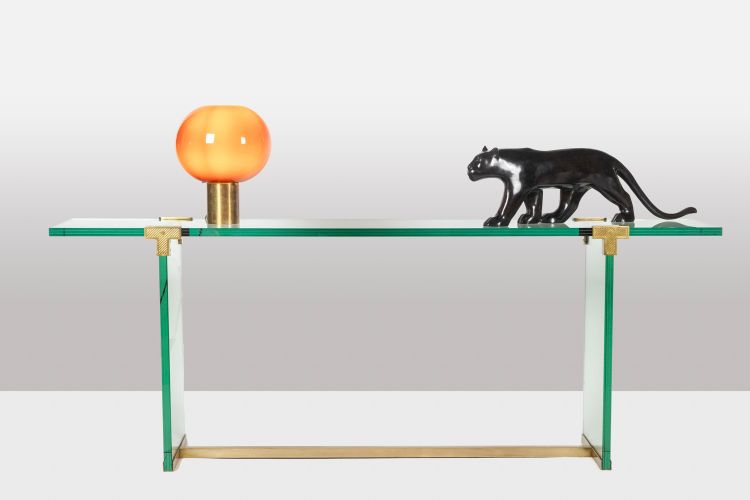 Peter Ghyczy. Console en verre et laiton doré. Années 1970. LS61102051G